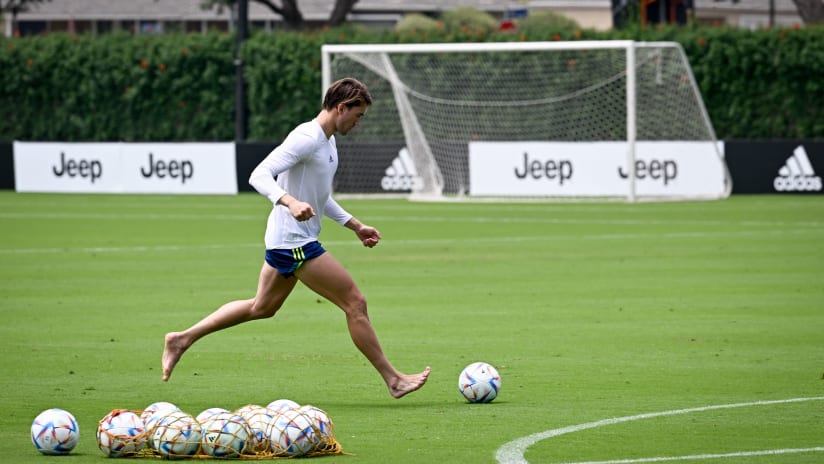 Allegri vs McKennie vs Vlahovic in Post Training Crossbar Challenge!