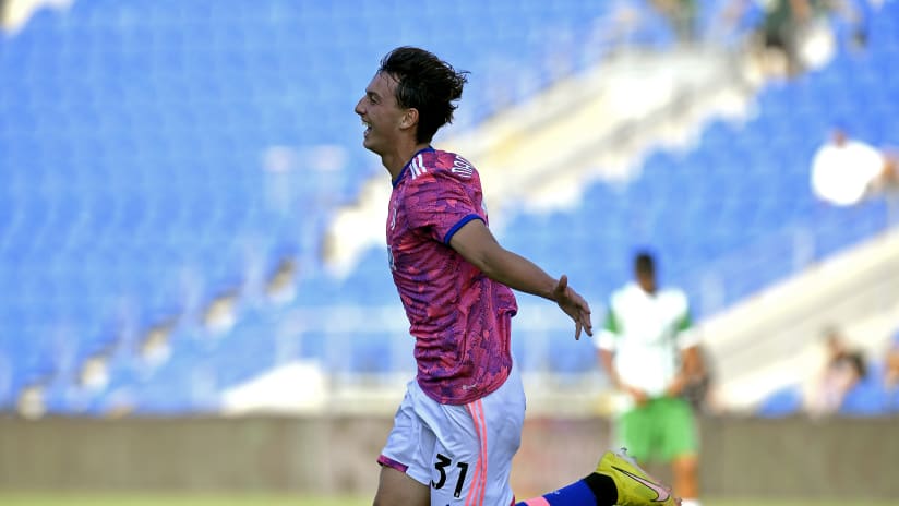L'esultanza di Tommaso Mancini dopo il gol segnato in UEFA Youth League in trasferta contro il Maccabi Haifa
