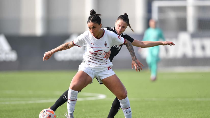 Cecilia Salvai in pressione su Martina Piemonte durante Juventus - Milan