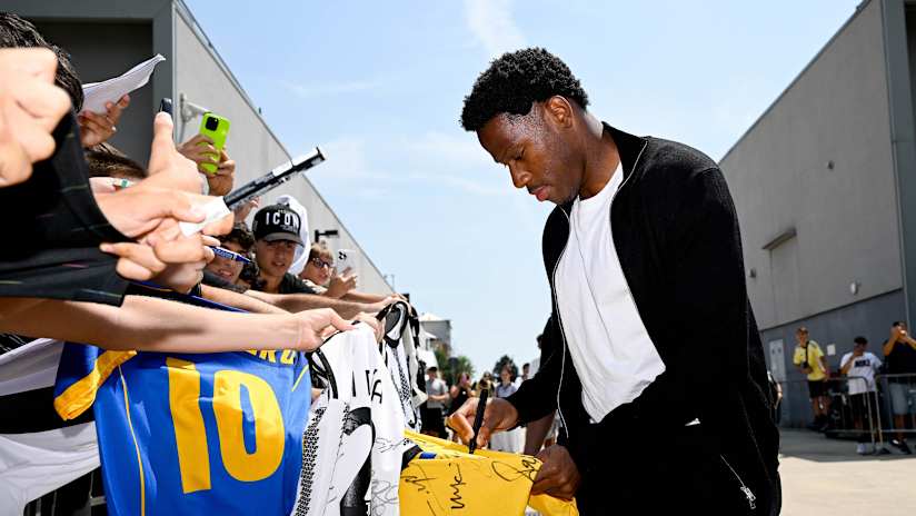FIRST DRIVE | The first day of Jonathan David at Juventus