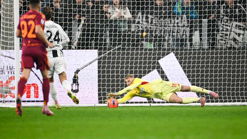 TOP 10 SAVES OF THE YEAR - Juventus 2025 feat. Di Gregorio and Perin