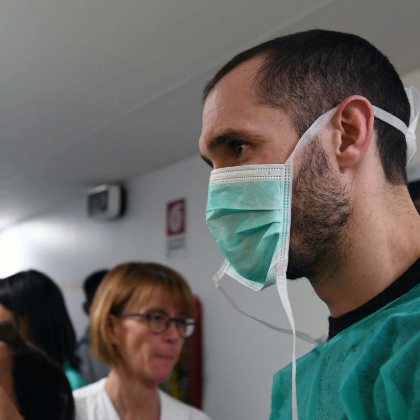 Bianconeri spread cheer at Regina Margherita Hospital
