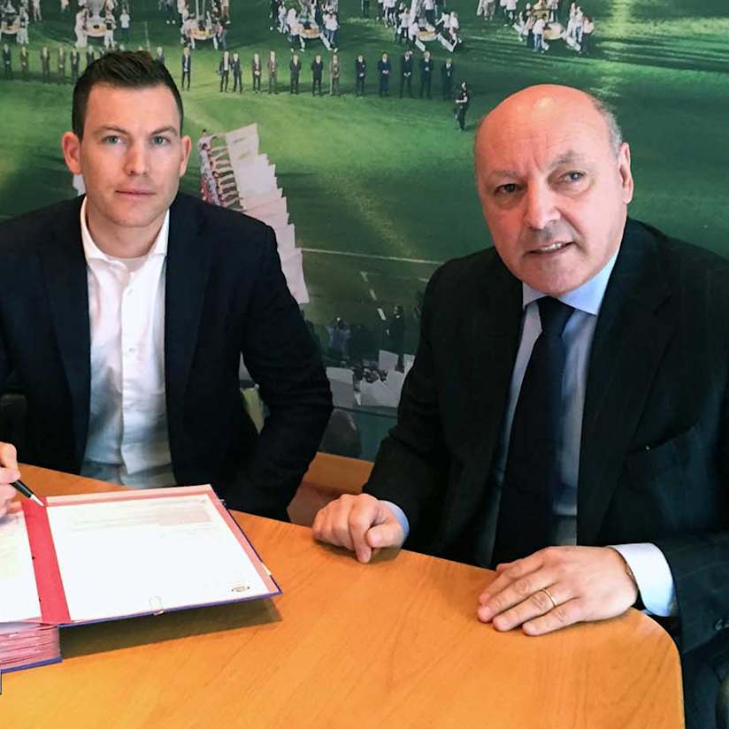 Lichtsteiner renews contract until 2017