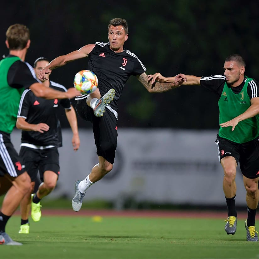 Gallery | L'allenamento serale con i fans a Nanchino