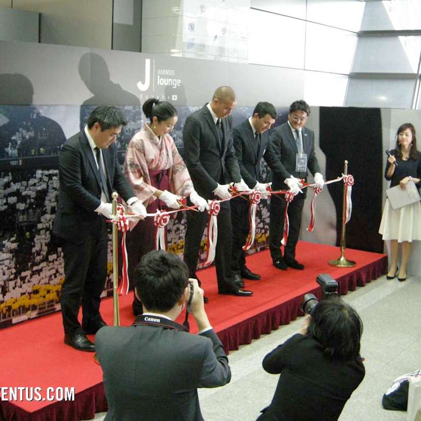 Trezeguet inaugurates J-Lounge in Fukuoka