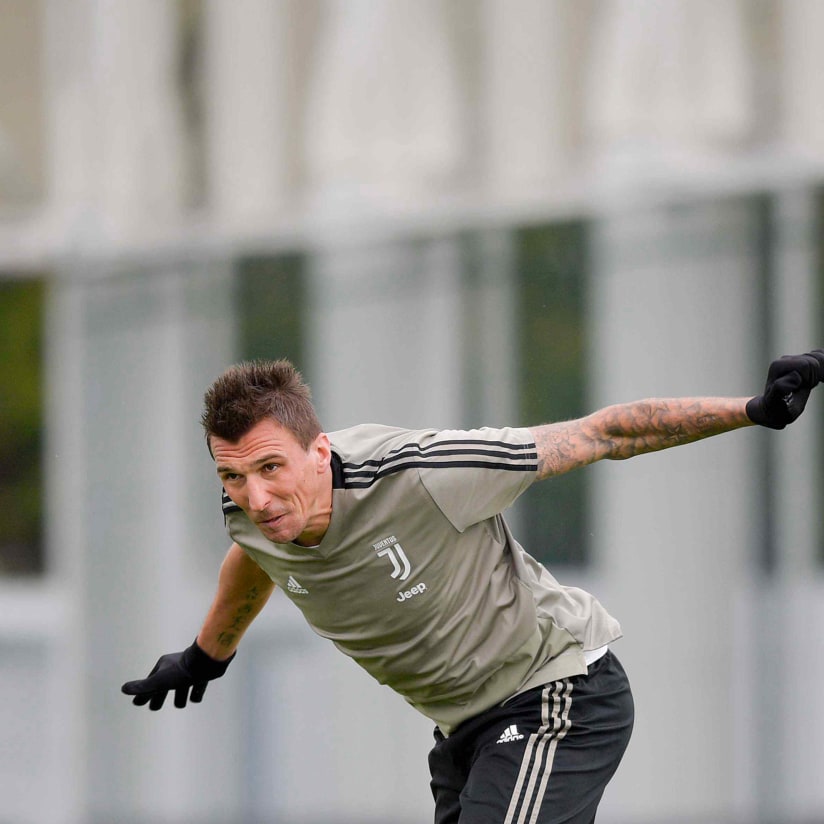 Mandzukic rejoins the group at training