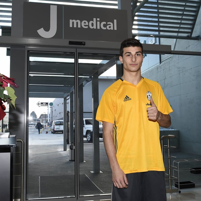 Riccardo Orsolini completes Juventus medical