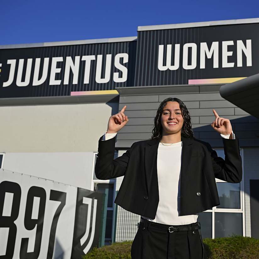 Anna Mallardi pens her first professional contract!