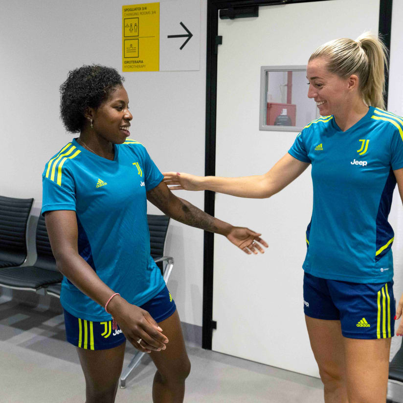 Women | More internationals check-in