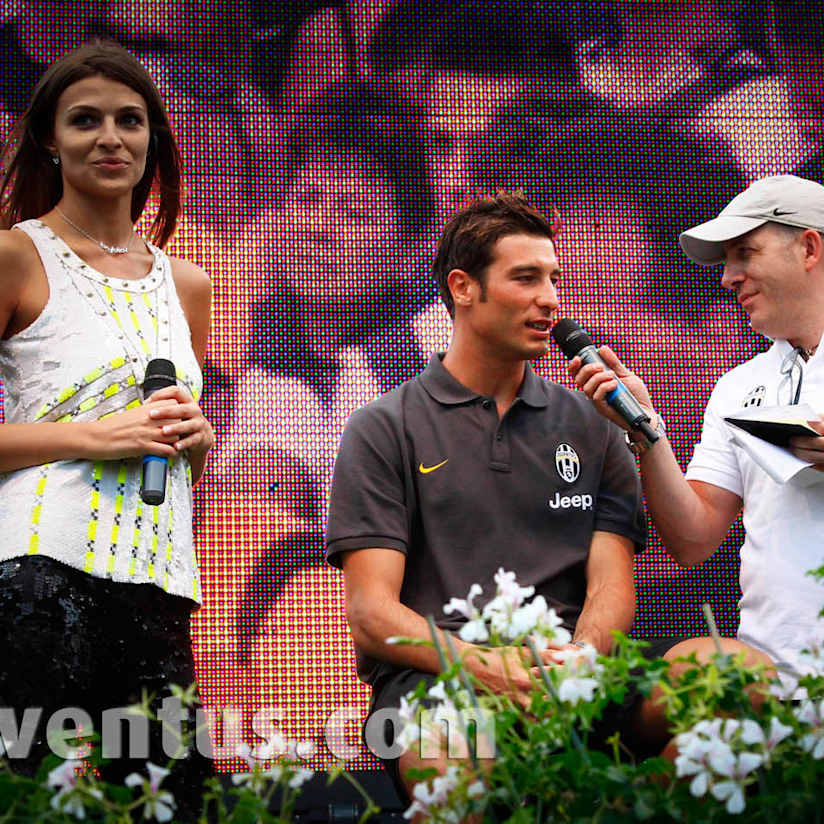 Summer Village, Peluso il primo ospite