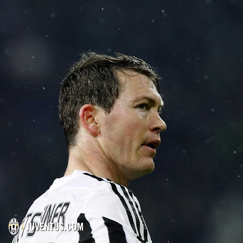 Lichtsteiner eyes Atalanta test