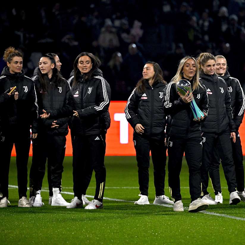 Gallery | Bianconere show off Super Cup at the Allianz