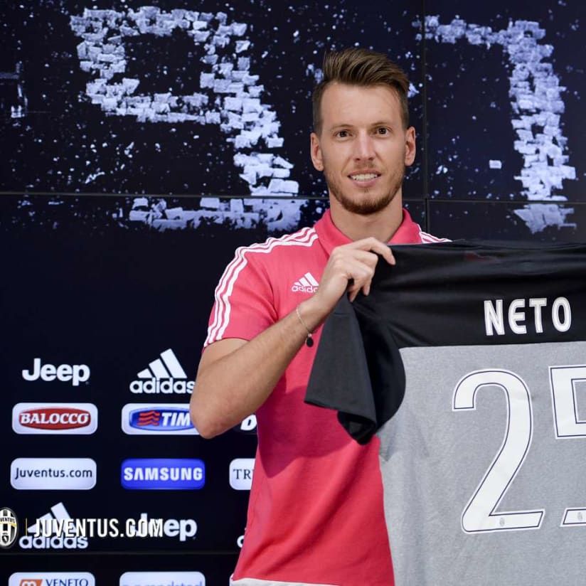 Neto diperkenalkan