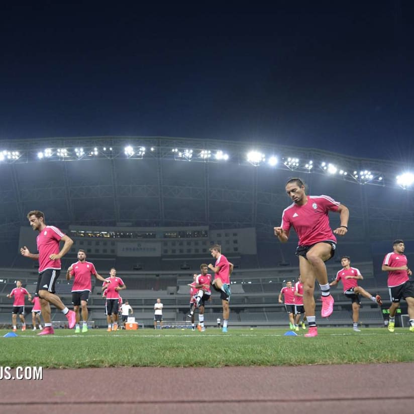 Latihan perdana di Shanghai Stadium