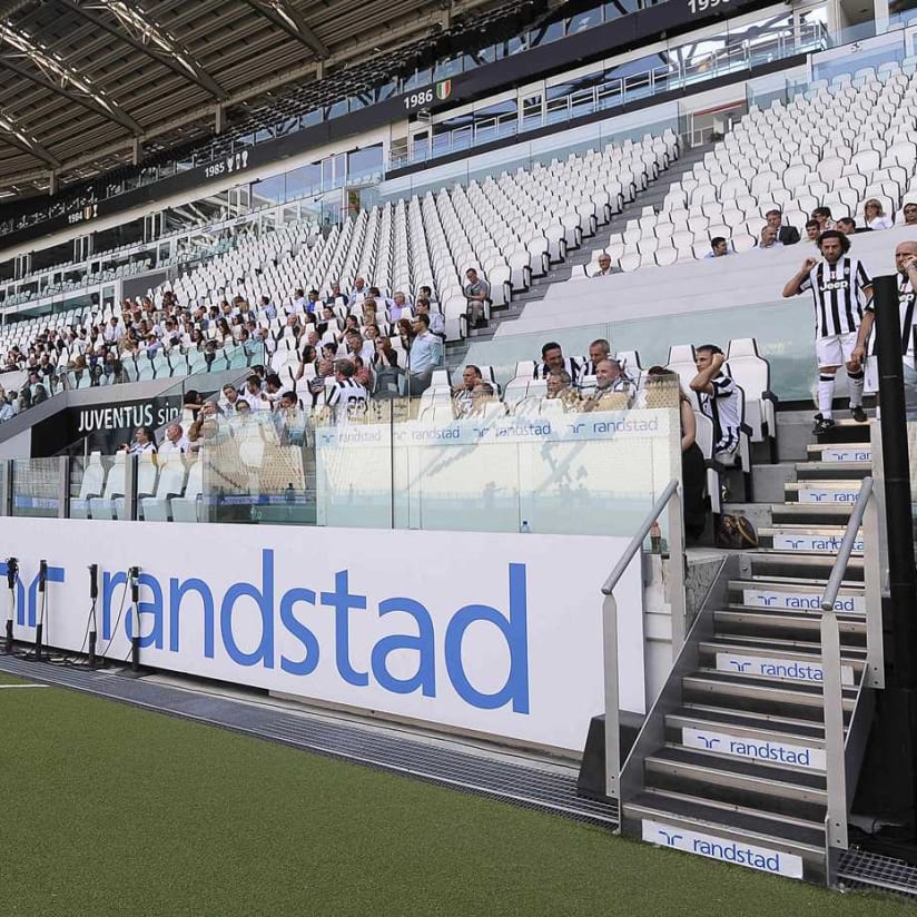 Randstad di pinggir stadion