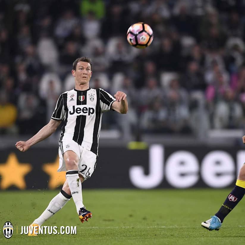 Lichtsteiner relishing Barca challenge