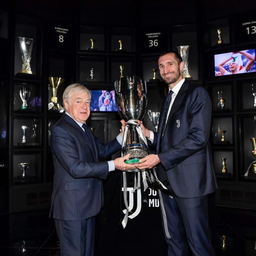 Chiellini porta la Supercoppa al Museum