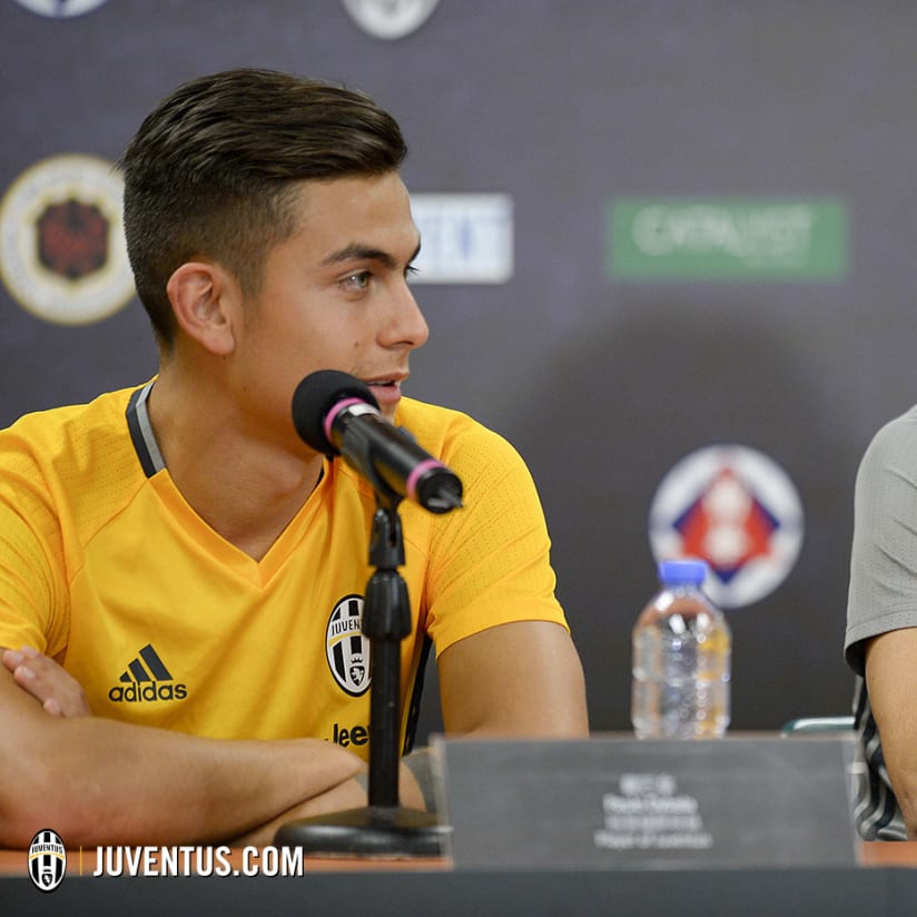 Allegri and Dybala greet Gonzalo
