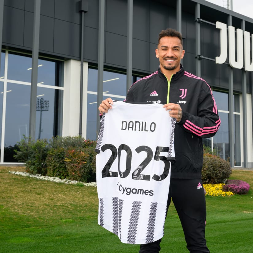 Danilo extends stay at Juve