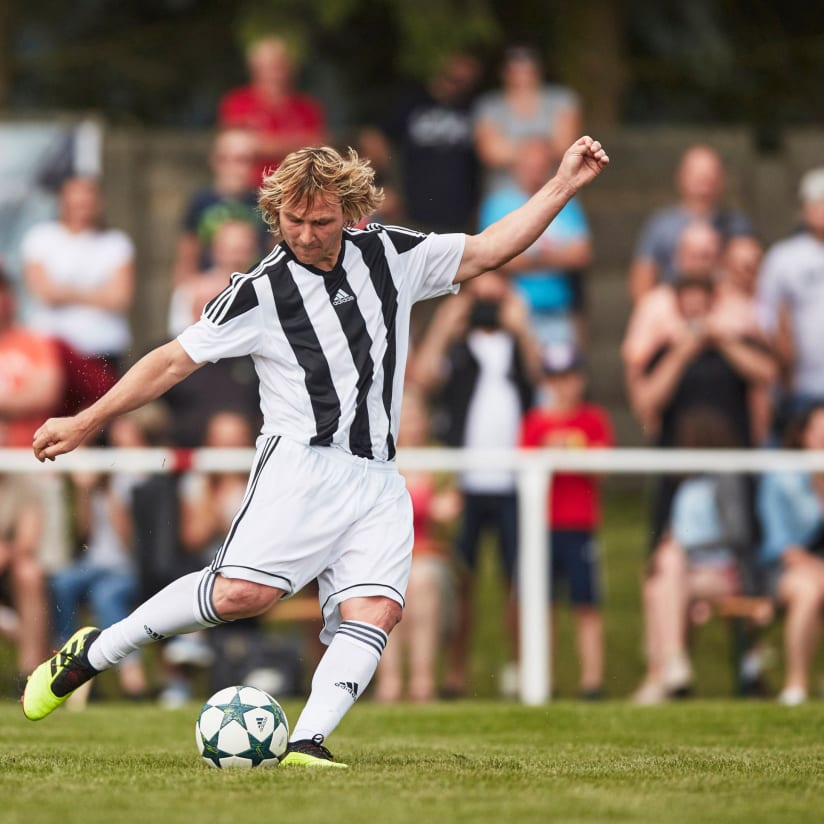 Pavel Nedved returns to the pitch in Czech Republic with his son! 