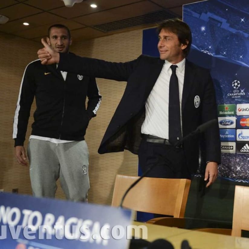 Conte in conferenza al Bernabeu - Conte speaking at the Bernabeu