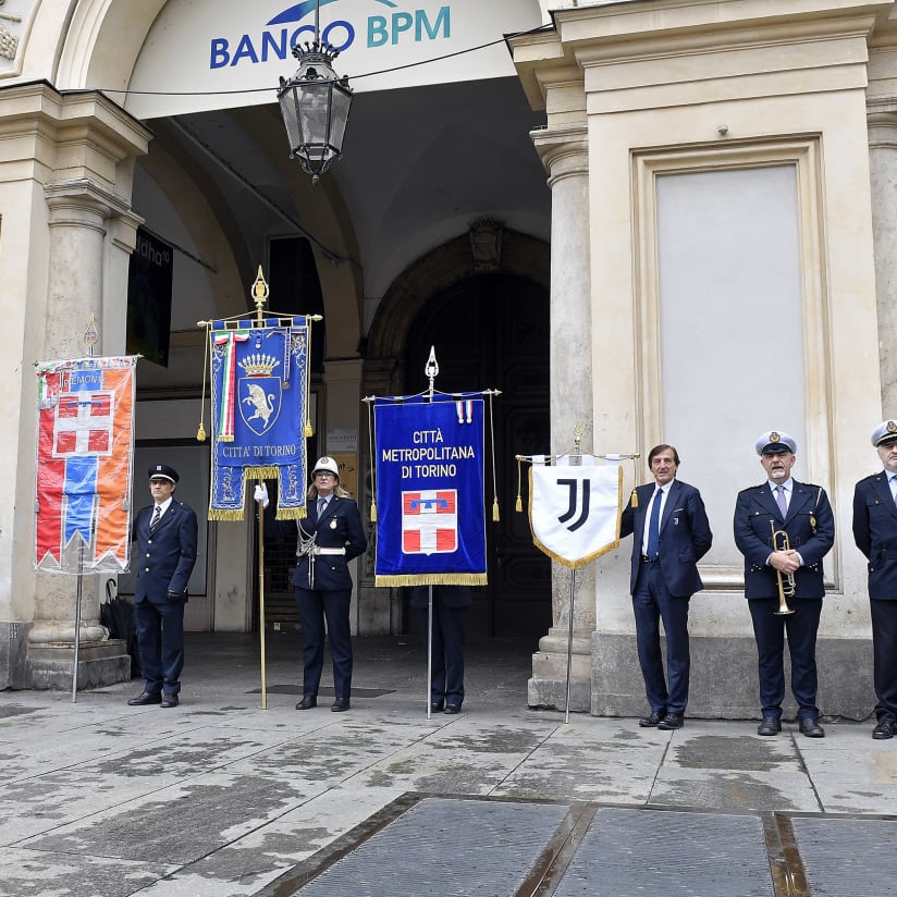 La cerimonia di commemorazione in piazza San Carlo