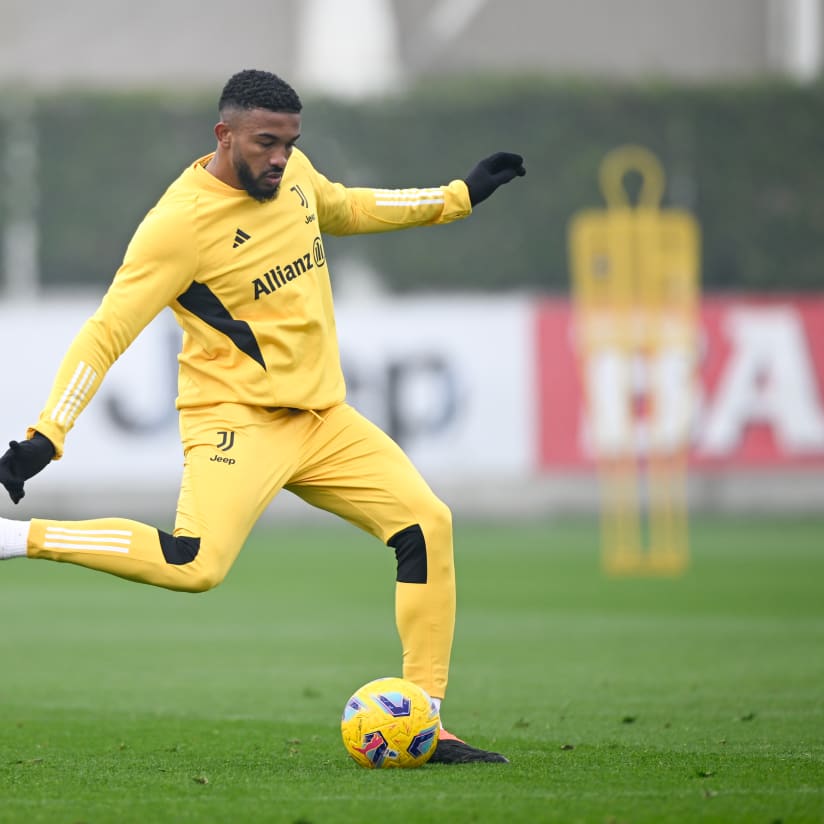 Training Center | Working under the rain at Continassa
