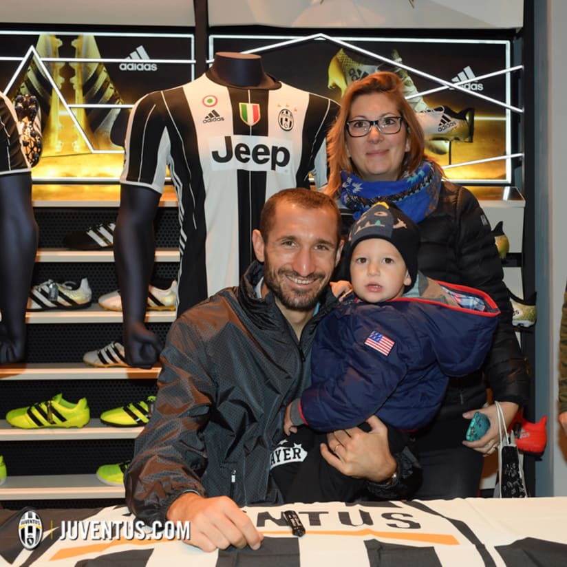 Chiellini meets fans at #JStore Milan!