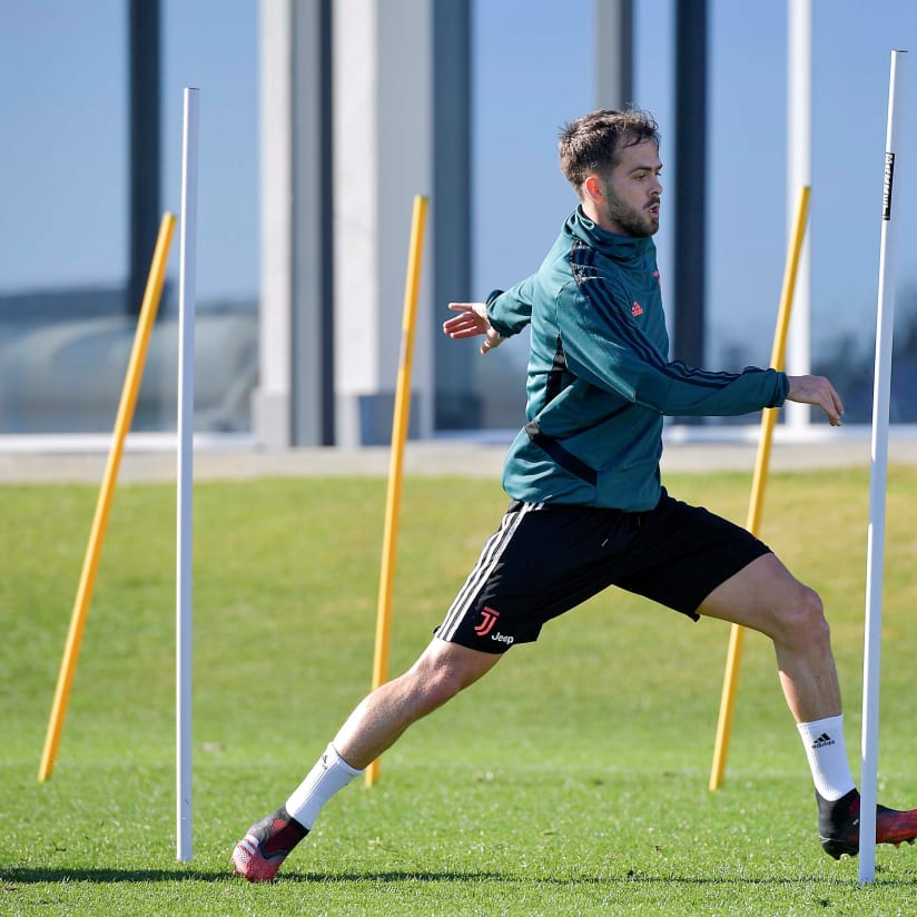 Berlatih untuk duel kontra Verona