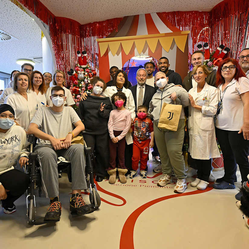 Smiles and gifts at the Regina Margherita Hospital: Juventus brings Christmas to the hospital