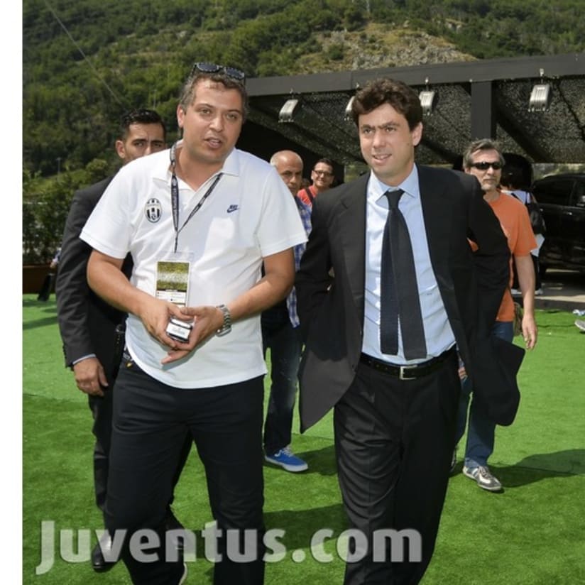Agnelli e l'abbraccio dei tifosi a Chatillon - Agnelli meets fans in Chatillon