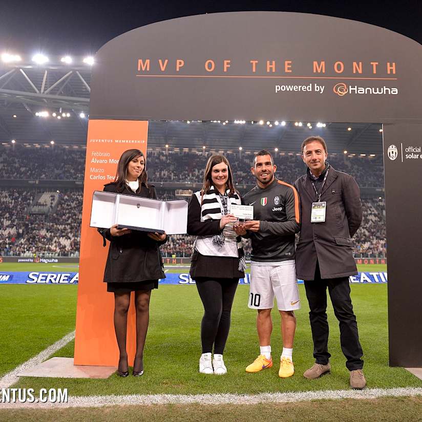 What a night for Carolina as she meets Tevez!