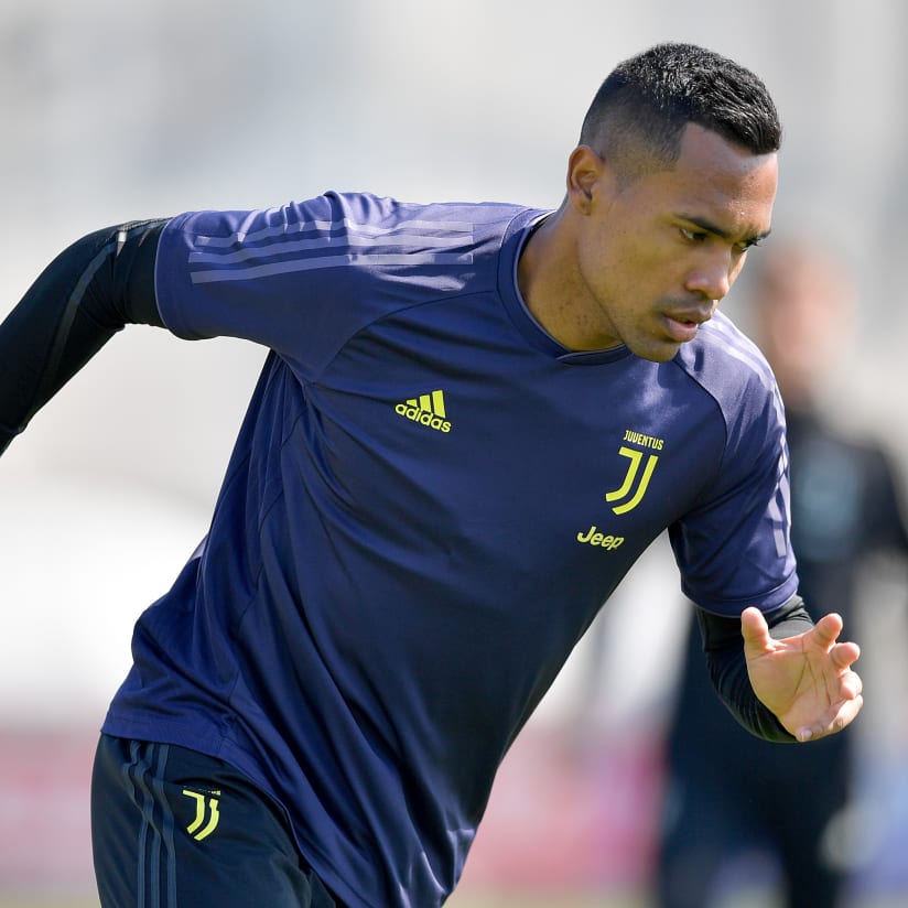 Alex Sandro subs in as Brazil demolish Peru 
