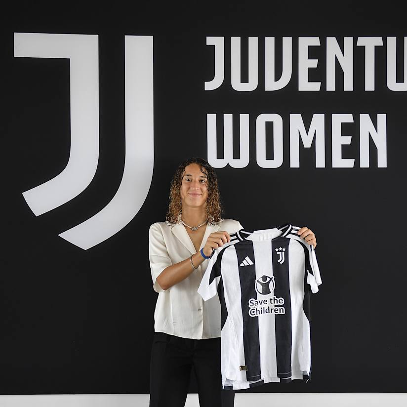 Azzurra Gallo signs her first pro contract!