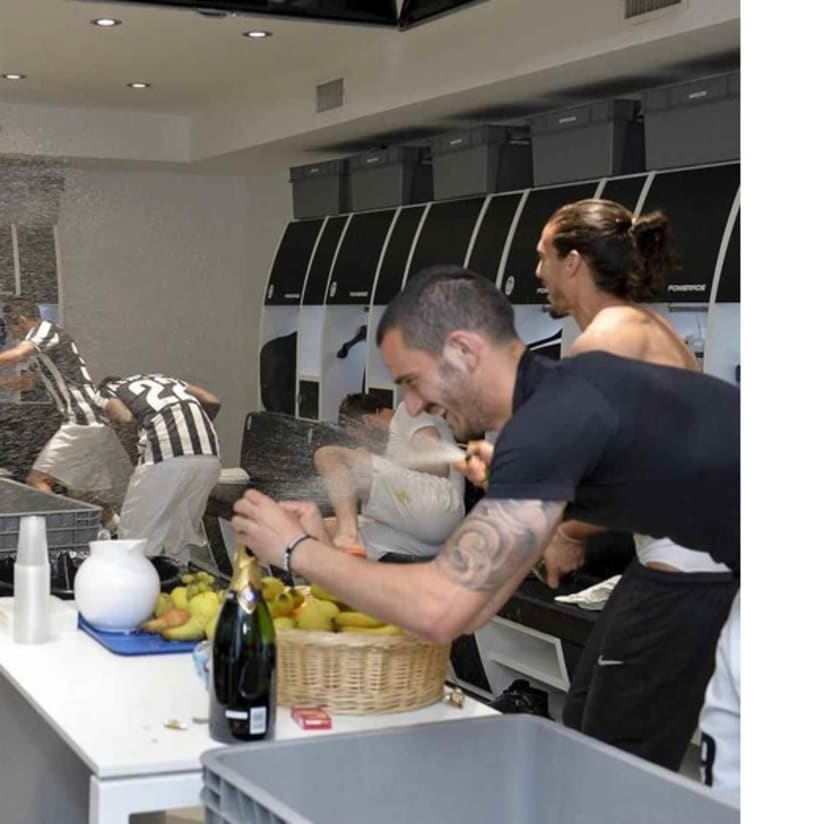 La festa scudetto in spogliatoio dopo #JuveAtalanta - Dressing room celebrations