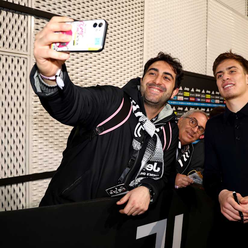 Kenan Yildiz con tifosi della Juventus