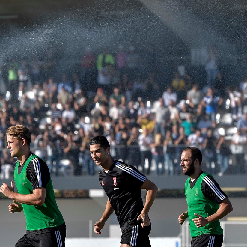 Preparando Inter-Juve con i tifosi in Continassa