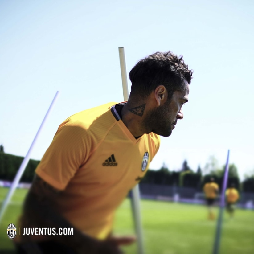 Corsa e pallone sotto il sole