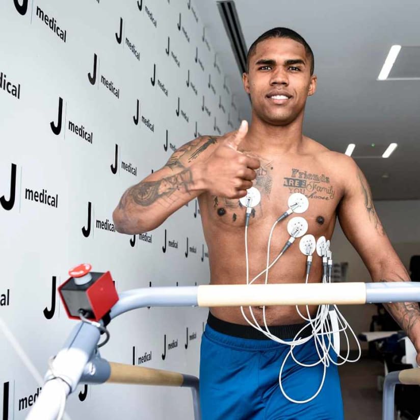 Douglas Costa completes Juventus medical