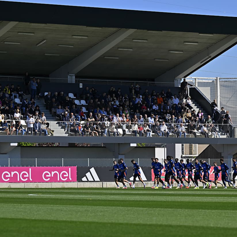 Training Center | In front of fans in Continassa