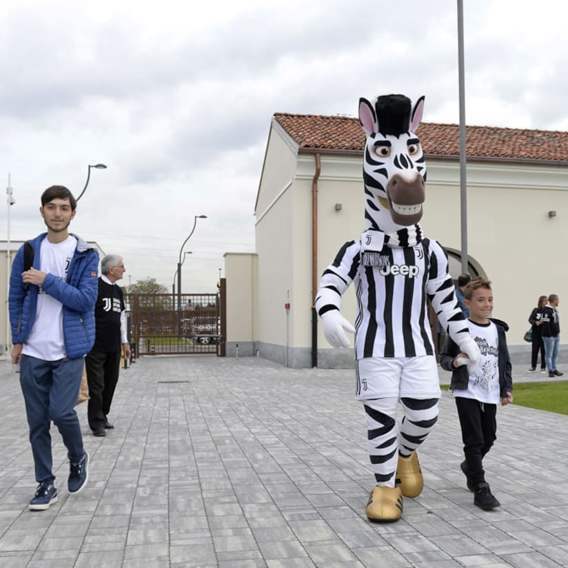Juventus members participate in the squad photo!