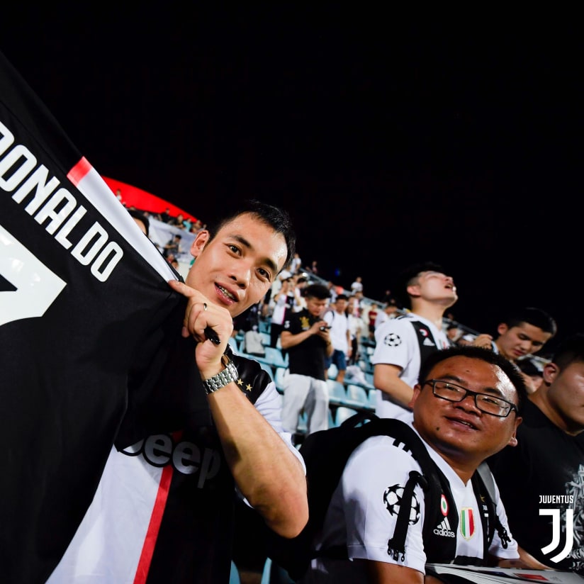 L'abbraccio dei tifosi a Nanchino