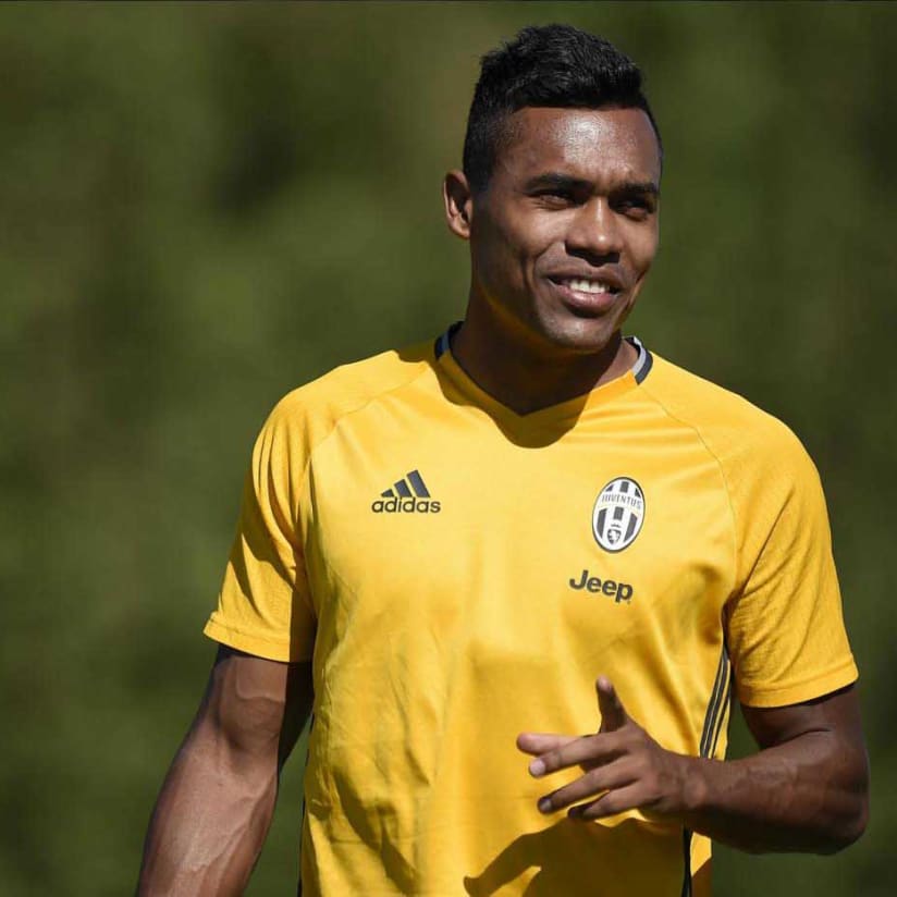 Baby joy for Alex Sandro!