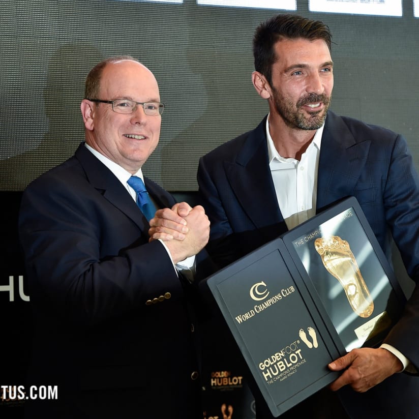 Gigi Buffon vince il Golden Foot 2016!