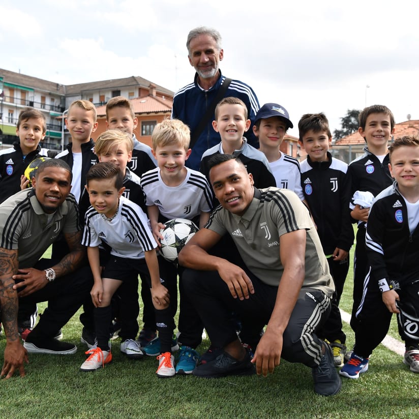 Alex Sandro and Douglas Costa host a surprise school visit thanks to Balocco!
