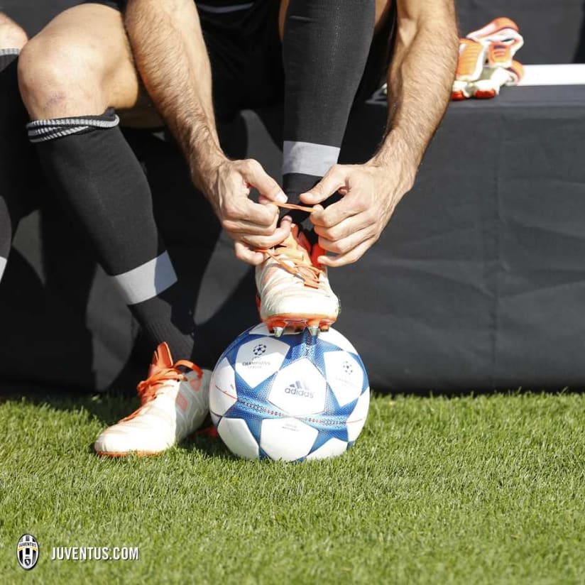 Backstage Part 2: Bianconeri swap suits for boots 