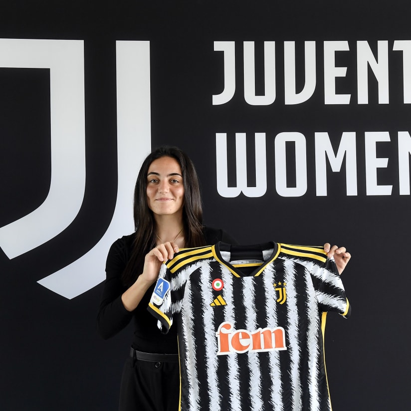 Ginevra Moretti signs her first professional contract! 