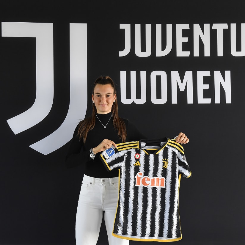 Giulia Bison signs her first professional contract