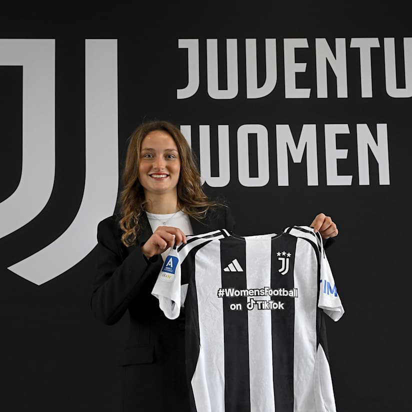 Martina Cocino signs her first professional contract!