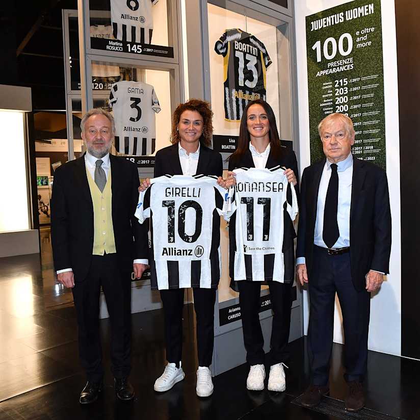 Bonansea and Girelli deliver their shirts to the Juventus Museum